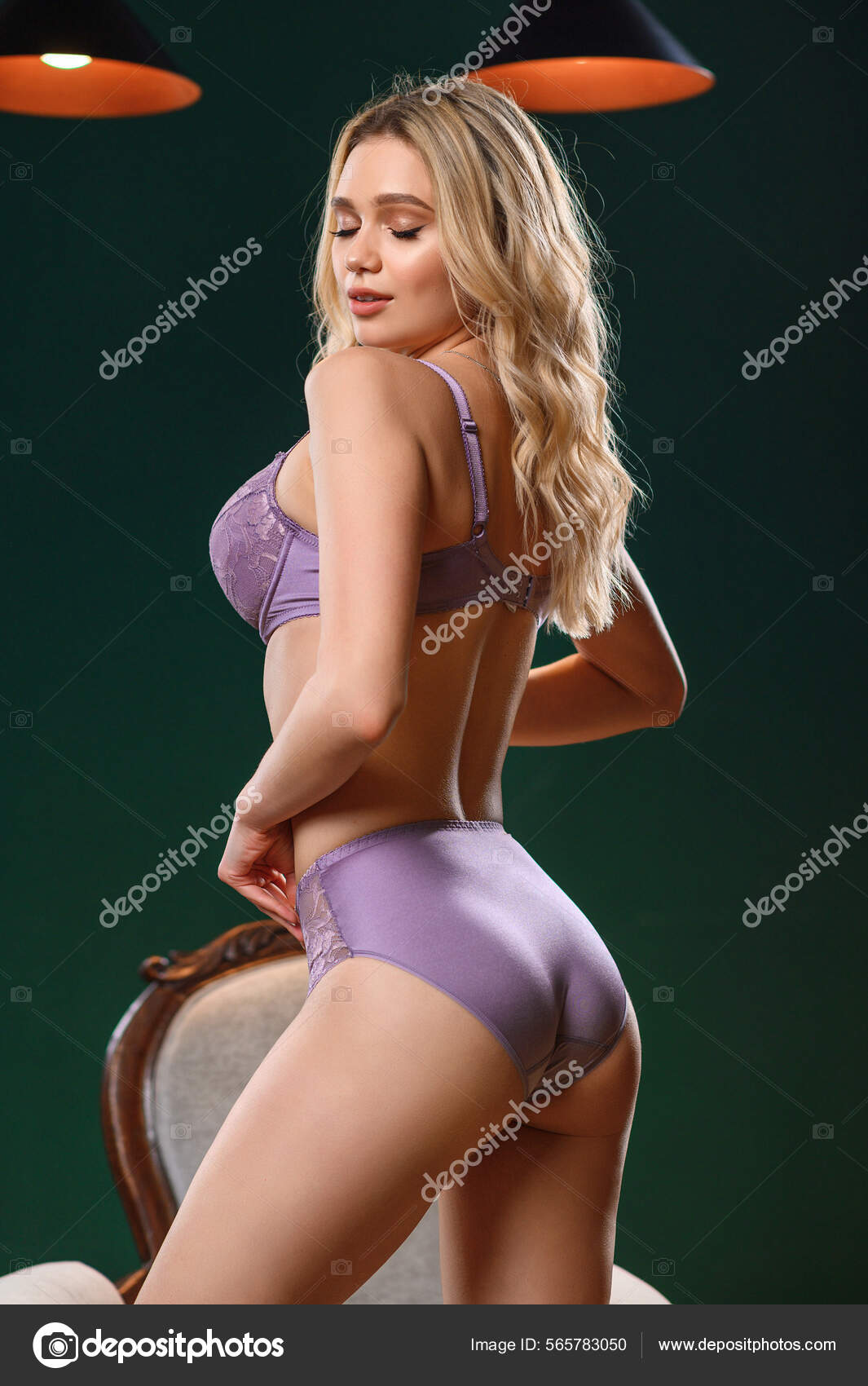 Hermosa Chica Encaje Lenceria Purpura Foto de stock 565783050 fly wish