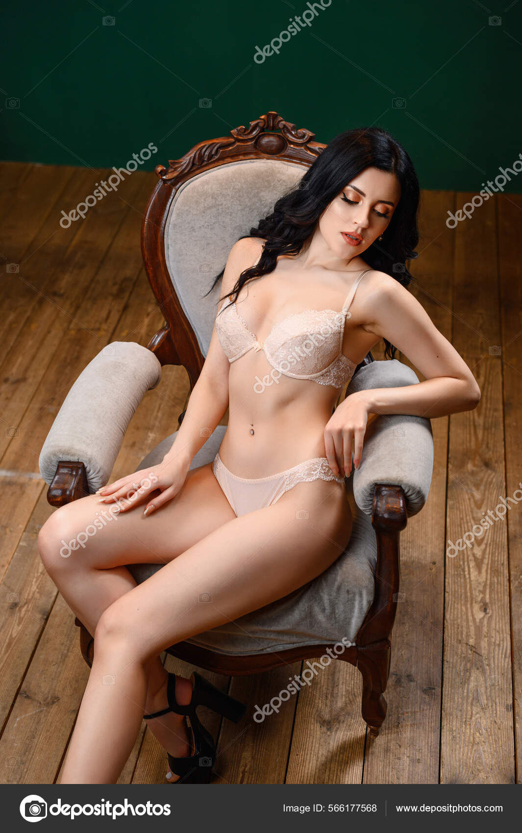 Sexy Brunette Beige Lace Lingerie Sitting Chair fotos, imagens de