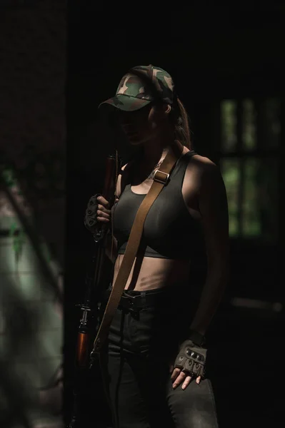 Ukrainian Military Girl Stands Assault Rifle Destroyed Building — Fotografia de Stock