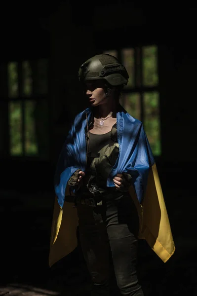 Una Chica Ucraniana Uniforme Militar Cubre Con Bandera Nacional Ucrania — Foto de Stock