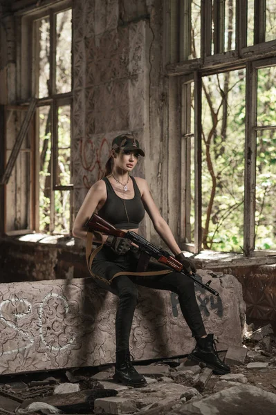 Chica Militar Ucraniana Sienta Con Rifle Asalto Dentro Edificio Destruido — Foto de Stock