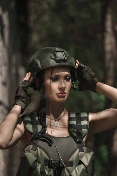 Menina Militar Uniforme Perto Uma Parede Pedra Durante Dia Retrato — Fotografia de Stock