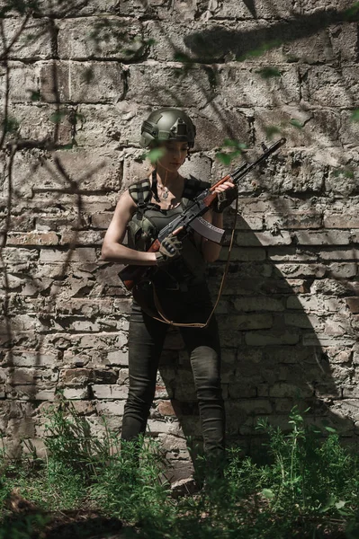 白天穿制服的女军人在石墙附近 — 图库照片
