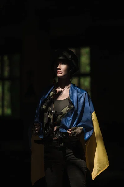 ウクライナ軍の女の子は ウクライナの国民の青黄色の旗でカバーを取ります — ストック写真