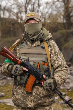 Ukrayna Silahlı Kuvvetleri 'nin askeri. Elinde makineli tüfekle taktik üniformalı bir asker.