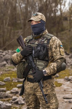 Ukrayna Silahlı Kuvvetleri 'nin askeri. Elinde makineli tüfekle taktik üniformalı bir asker.