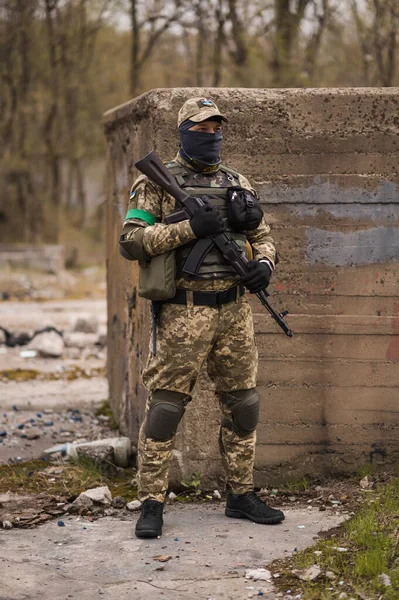 Солдат Вооруженных Сил Украины Военный Тактической Форме Автоматом Руках — стоковое фото
