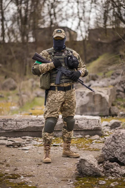 Ukrayna Silahlı Kuvvetleri 'nin askeri. Elinde makineli tüfekle taktik üniformalı bir asker.