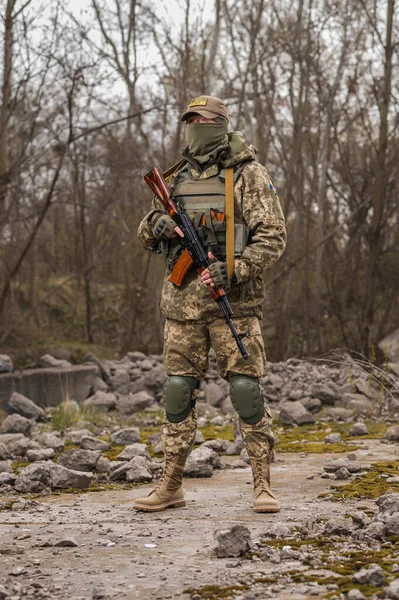 Soldado Das Forças Armadas Ucrânia Militar Uniforme Tático Com Metralhadora — Fotografia de Stock