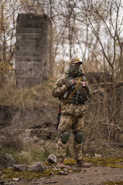 Ukrayna Silahlı Kuvvetleri 'nin askeri. Elinde makineli tüfekle taktik üniformalı bir asker.