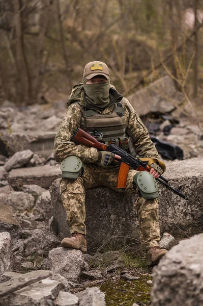 Soldado Das Forças Armadas Ucrânia Militar Uniforme Táctico Com Uma — Fotografia de Stock
