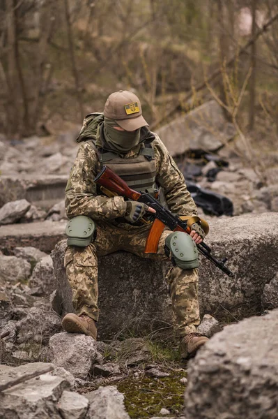 Солдат Вооруженных Сил Украины Военный Тактической Форме Пулеметом Руках Сидит — стоковое фото