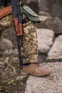 Bej taktik spor ayakkabılı asker.