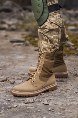 Özel taktiksel haki ayakkabılı bir asker.