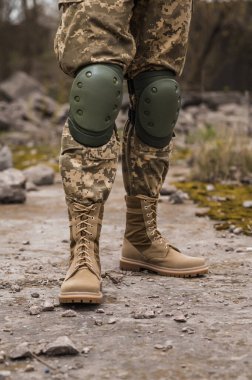 Özel taktiksel haki ayakkabılı bir asker.