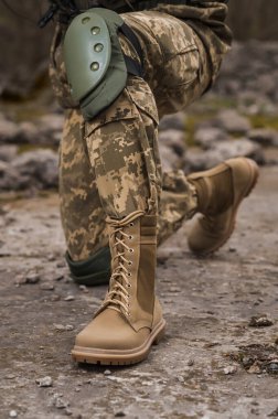 Özel taktiksel haki ayakkabılı bir asker.