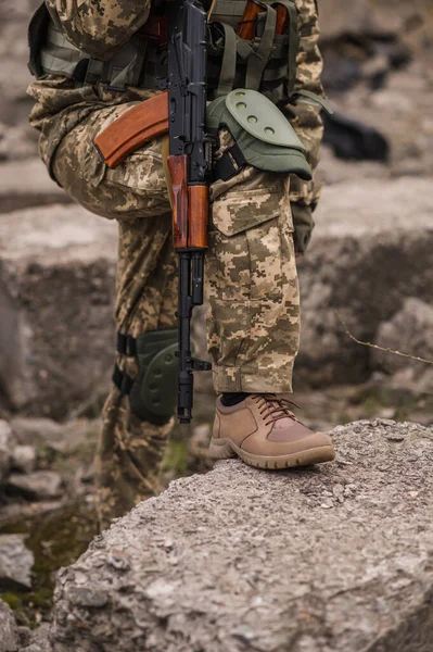 穿米色皮制战术运动鞋的士兵 — 图库照片