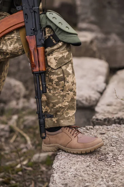 穿米色皮制战术运动鞋的士兵 — 图库照片