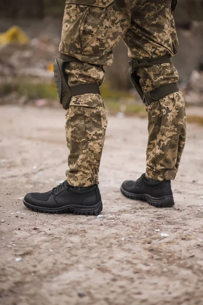 身穿黑色战术运动鞋的军人 — 图库照片