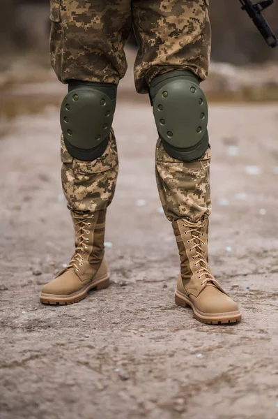 一名士兵穿着特殊的战术卡其布鞋 — 图库照片
