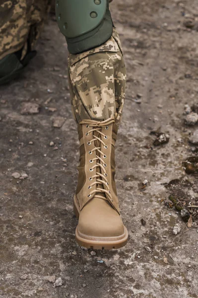 Soldado Calzado Con Zapatos Tácticos Caqui Especiales — Foto de Stock