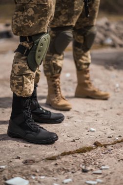 Askerlerin ayaklarında taktik botlar.