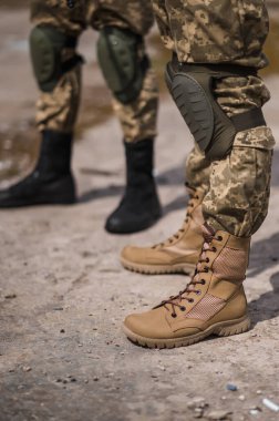 Askerlerin ayaklarında taktik botlar.