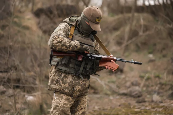 Ukrainian Soldier Uniform Changes Magazine Machine Gun — Stock Photo, Image
