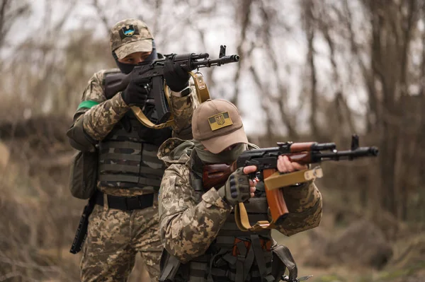 Два Украинских Солдата Форме Целятся Автомата Калашникова — стоковое фото