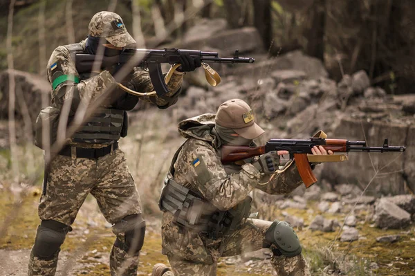 Due Soldati Ucraini Uniforme Mirano Fucile Assalto Kalashnikov — Foto Stock