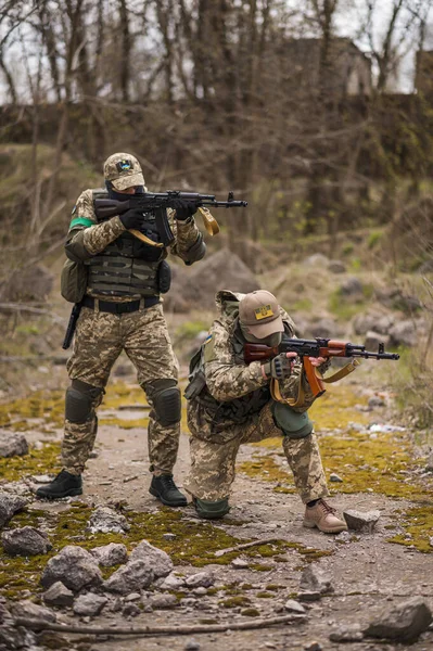 Two Ukrainian Soldiers Uniforms Aim Kalashnikov Assault Rifle — ストック写真