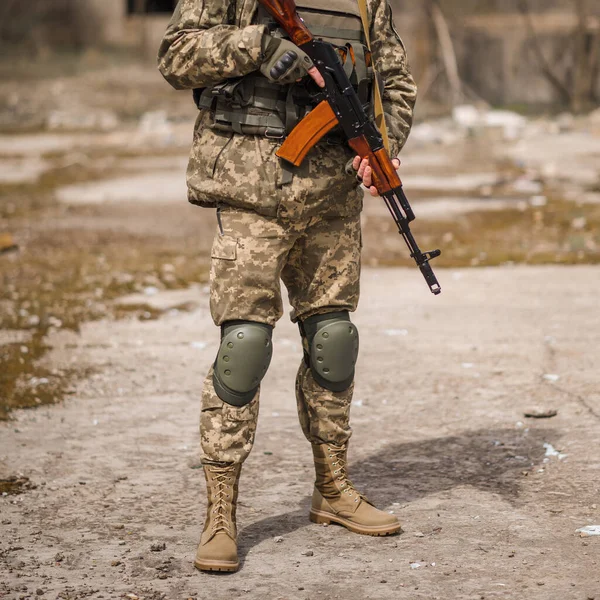Soldato Ucraino Tiene Mano Fucile Assalto Kalashnikov — Foto Stock