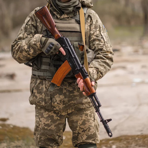 Een Soldaat Uit Oekraïne Heeft Een Kalashnikov Aanvalsgeweer Zijn Handen — Stockfoto