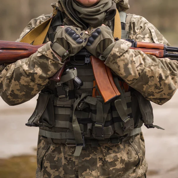 Soldier Ukraine Holds Kalashnikov Assault Rifle His Hands — Stock fotografie