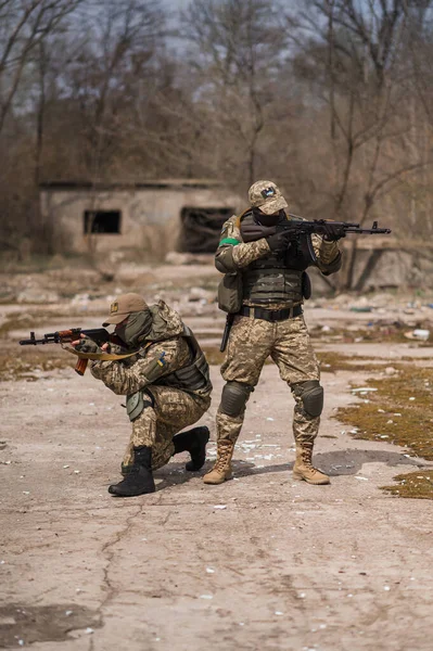 Dois Soldados Ucranianos Uniformes Apontam Rifle Assalto Kalashnikov — Fotografia de Stock