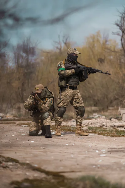 Two Ukrainian Soldiers Uniforms Aim Kalashnikov Assault Rifle — Photo