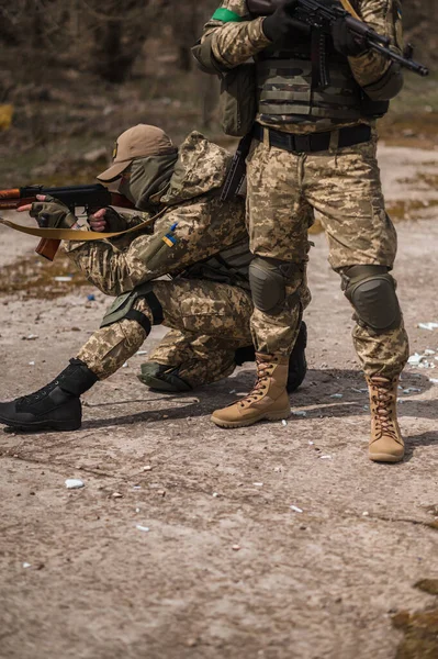 Two Ukrainian Soldiers Uniforms Aim Kalashnikov Assault Rifle — Stock Photo, Image