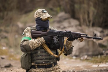 Ukrayna Silahlı Kuvvetleri 'nin Ukraynalı askeri nişan alarak oturuyor