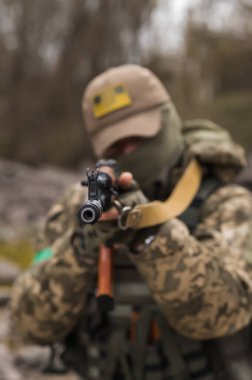 Ukrayna Silahlı Kuvvetleri 'nin Ukraynalı askeri nişan alarak oturuyor