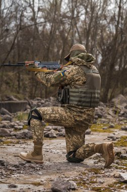 Ukrayna Silahlı Kuvvetleri 'nin Ukraynalı askeri nişan alarak oturuyor