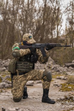 Ukrayna Silahlı Kuvvetleri 'nin Ukraynalı askeri nişan alarak oturuyor