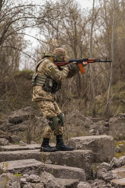 Ukrainian Soldier Armed Forces Ukraine Sits Taking Aim — Fotografia de Stock