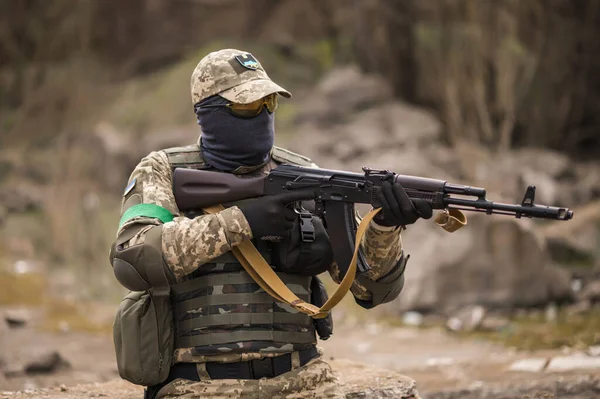 Ukrainian Soldier Armed Forces Ukraine Sits Taking Aim — ストック写真