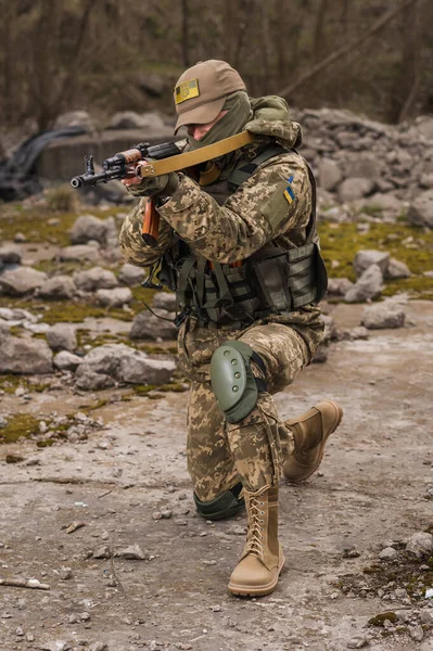 ウクライナ軍のウクライナ兵士が狙いを定めて座っている — ストック写真