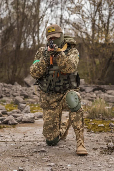 Ukrajinský Voják Ozbrojených Sil Ukrajiny Sedí Míří — Stock fotografie