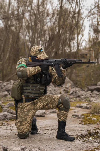 Ukrainian Soldier Armed Forces Ukraine Sits Taking Aim — Stock fotografie