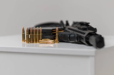 Beyaz yüzeyinde fişekler olan makineli tüfek.