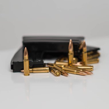 Makineli tüfek şarjörü olan kartuşlar.
