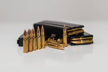 Makineli tüfek şarjörü olan kartuşlar.