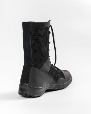 Beyaz arka planda izole edilmiş deri askeri taktik botlar.